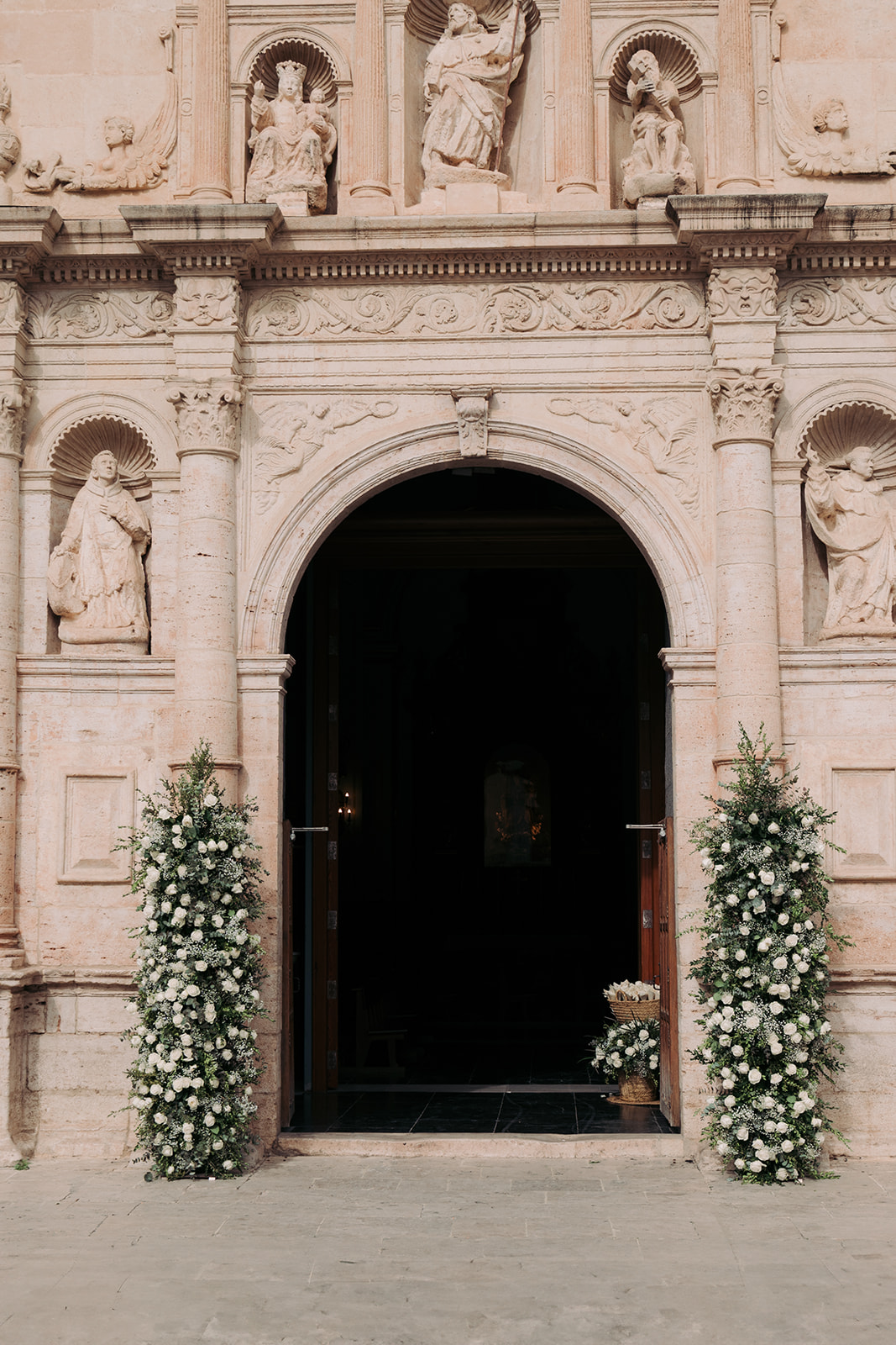 flowers in front of Basílica de Sant Jaume Apòstol