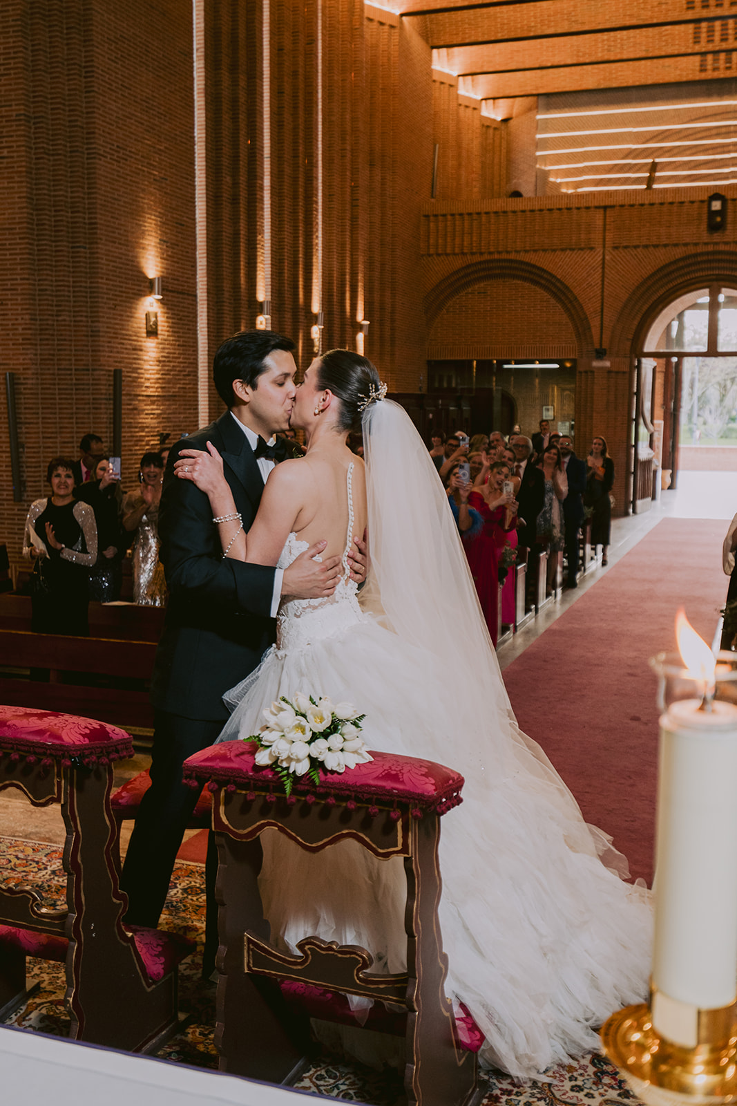 beso de pareja en Parroquia Santa María de Cana